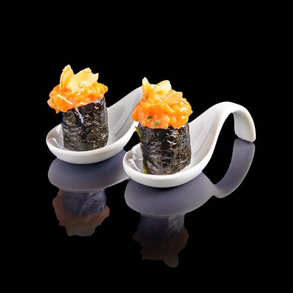 Gunkan de salmón picante/ Spicy salmon gunkan