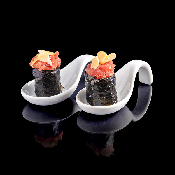 Gunkan de atún picante/ Spicy tuna gunkan