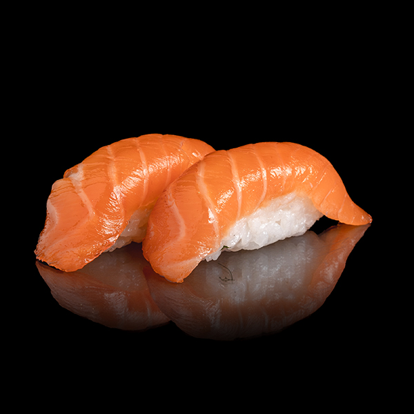 Nigiri de salmón/ Salmon nigiri