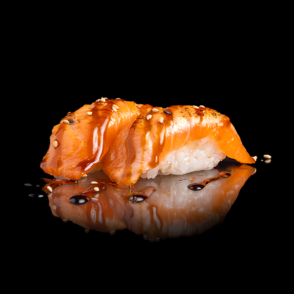 Nigiri de salmón flameado/ Flambed salmon nigiri