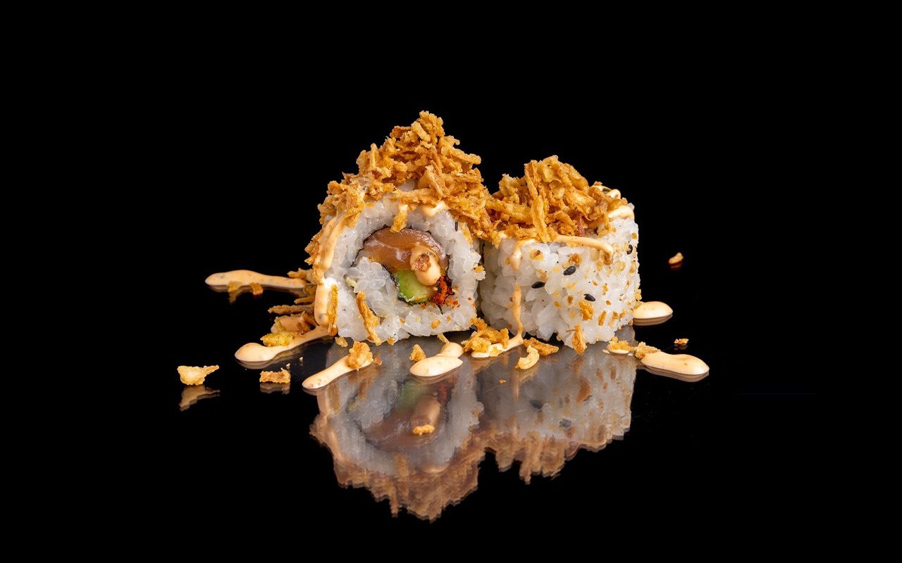 ROLLO CRUJIENTE DE SALMÓN PICANTE